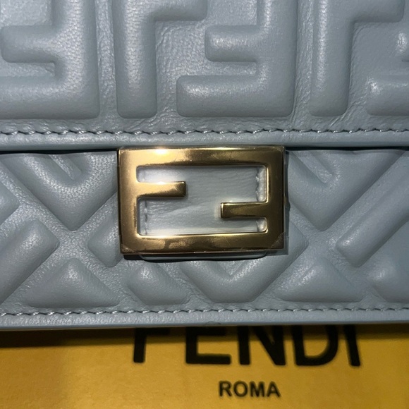 Wallet On Chain Baguette
Light blue nappa leather wallet - Picture 4 of 9